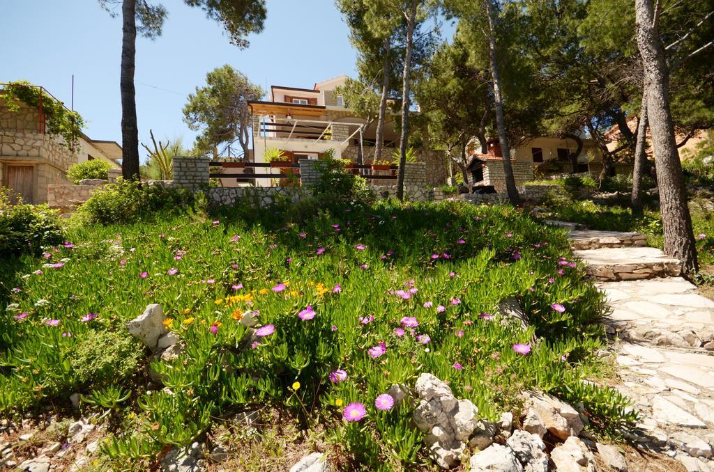 Pavao Apartments Vrboska Exterior photo